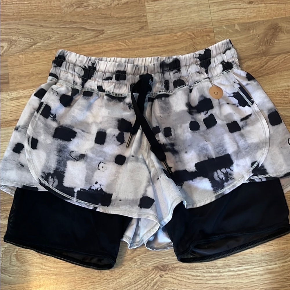 Lululemon/old school shorts/6/black&white/too small fir me/good condition